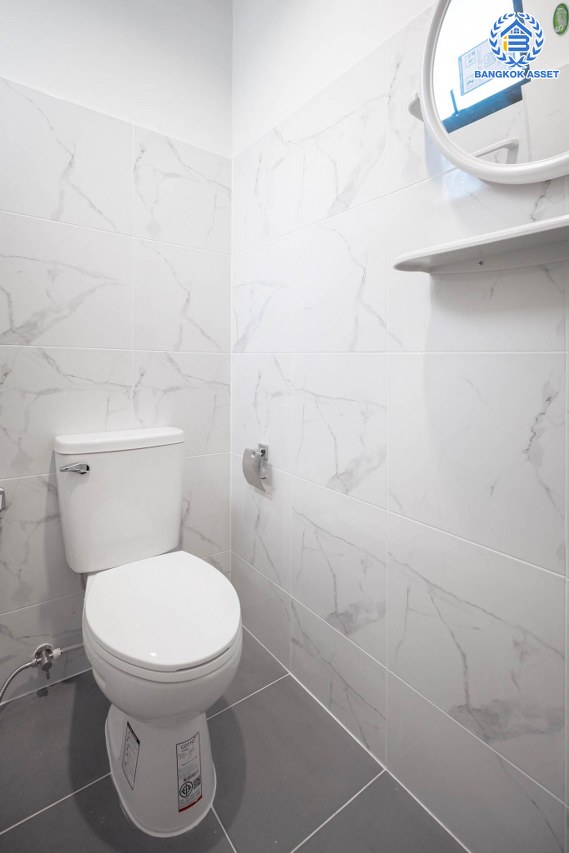 บ้านมือสองตกแต่งใหม่ โครงการ กฤษดานคร16-17 บรมราชชนนี-พุทธมณฑลสาย3 เนื้อที่ 60 ตร.ว. ฟังก์ชัน 3 ห้องนอน 3 ห้องน้ำ 1 ห้องอเนกประสงค์ จอดรถได้ 1 คัน บนทำเลศักยภาพ เชื่อมต่อเมืองอย่างรวดเร็ว ใกล้ทางคู่ขนานลอยฟ้าบรมราชชนนี ม.มหิดล และเซ็นทรัลศาลายา